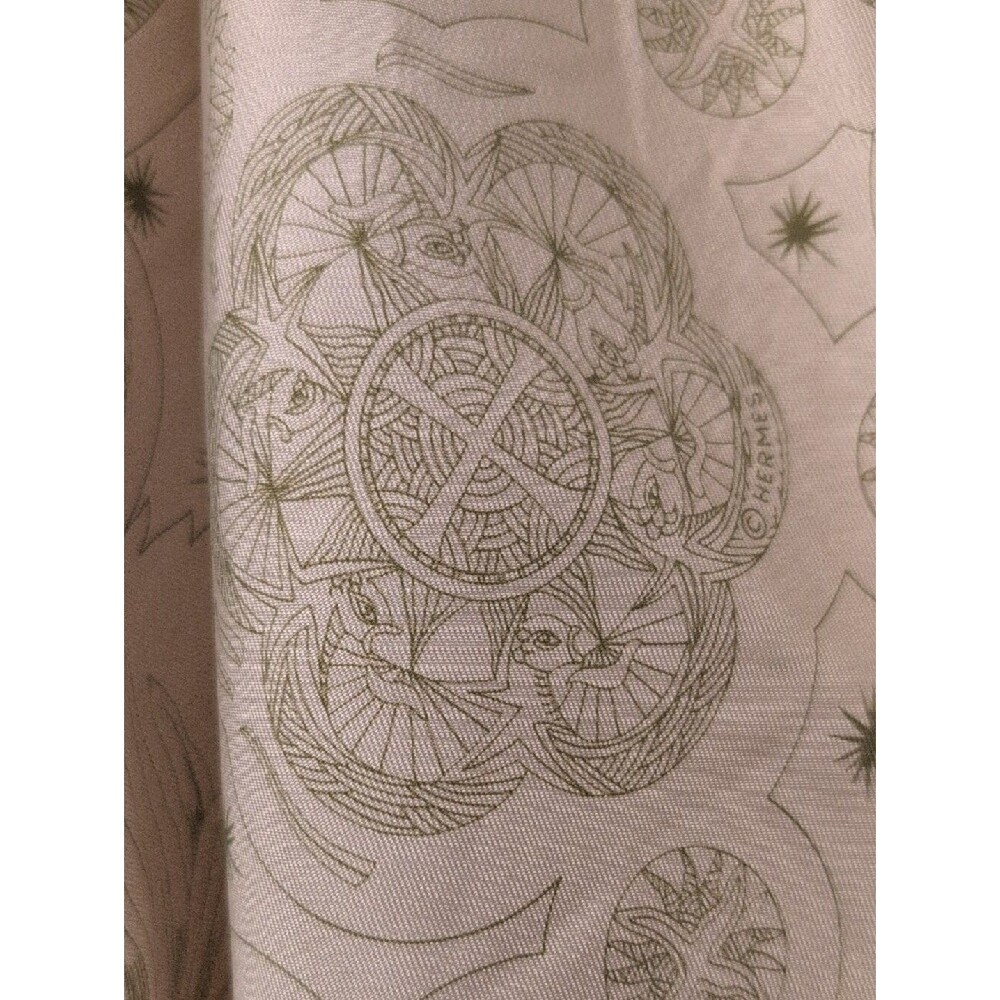 Hermès Le Roy Soleil Silk Medallion Print Hand Rolled Large Scarf - Picture 8 of 10